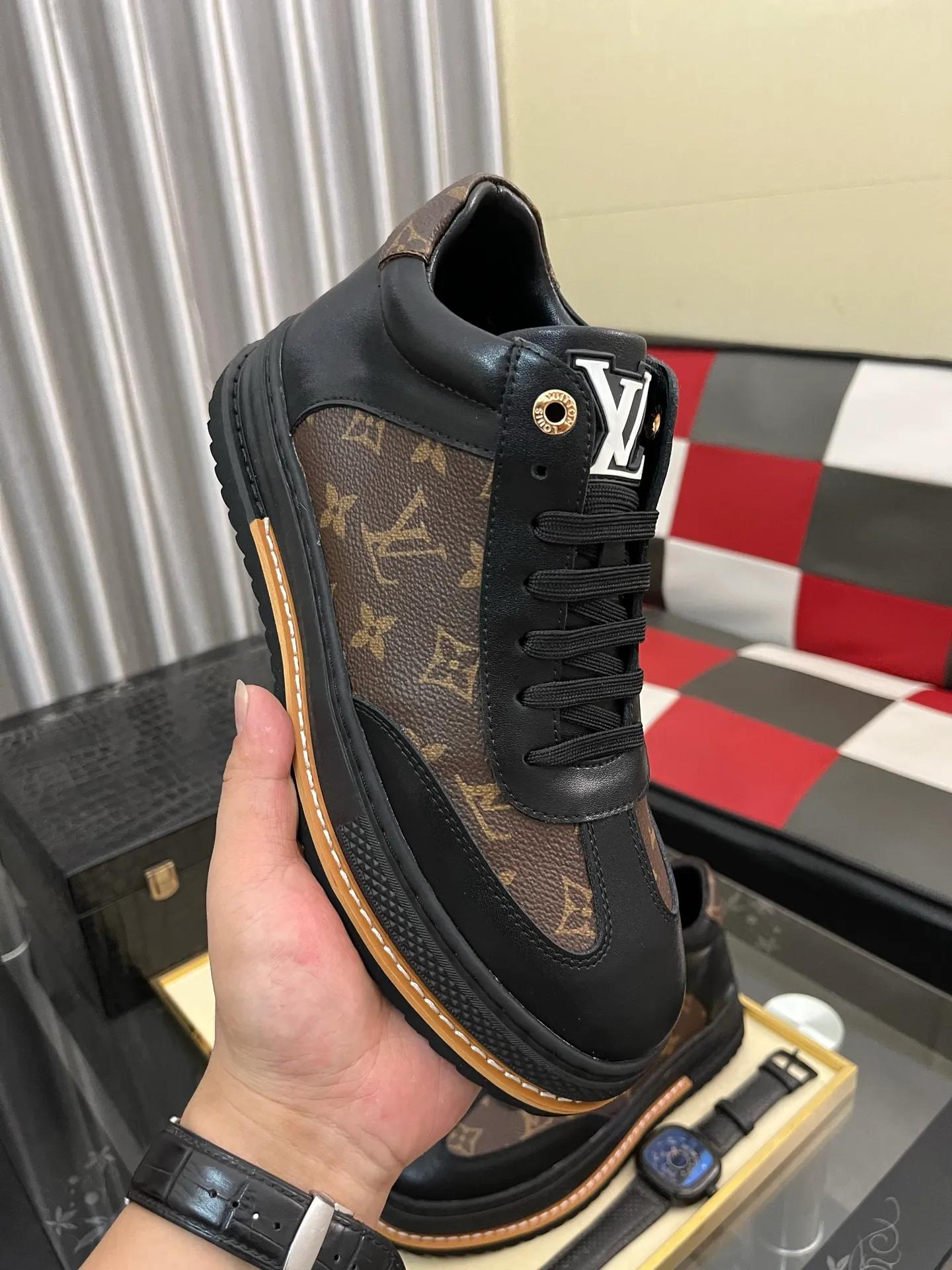 Men's shoes💰: 420⌚️⌚️"LOUI* VUITTO*" popular men's casual shoes, genuine Italian development💯purchase level quality✔️The upper is made of first-layer cowhide, comfortable and soft sheepskin foot pads⚡️Fashionable and versatile. The toe last shape is firm and full, and the soles are made from LV original molds and can be moved in and out of the counter at will. Light and comfortable on the foot~purely handmade, details determine quality! Size:38-442️⃣Colors available
